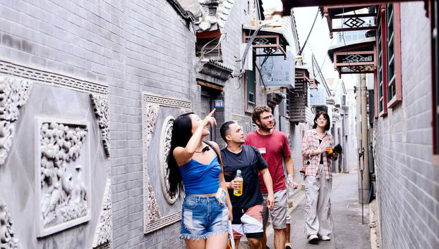 Caminhando em um beco de Pequim