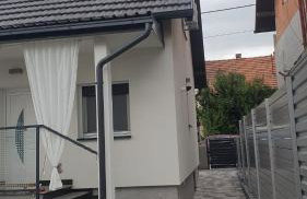 Cozy 2-bedroom house with parking slots - Photo 2