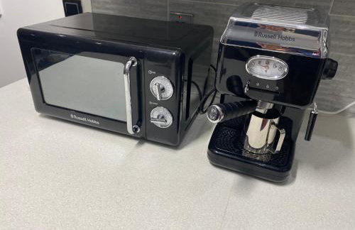 Modern Spacious 1 Bed Apartment with Free Parking in Trendy Inner London Suburb 15 mins walk to Victoria Line Underground then 20 mins to Oxford Street "West End of London" or 10 mins walk to Overground and 10 mins to London Liverpool St "City of London" - Foto 11