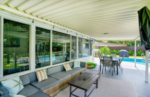 Eagle's Way with Firepit Heated Pool and Sunroom Near BEACH - Foto 47