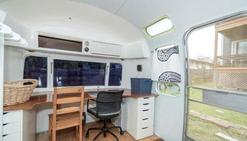 Sleek Retro Airstream Rental for Glamping for Two near Downtown Austin - Foto 3