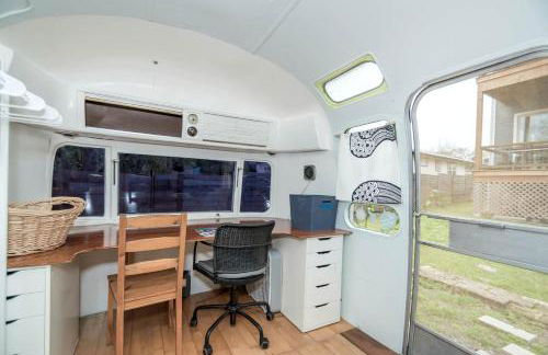 Sleek Retro Airstream Rental for Glamping for Two near Downtown Austin - Foto 3