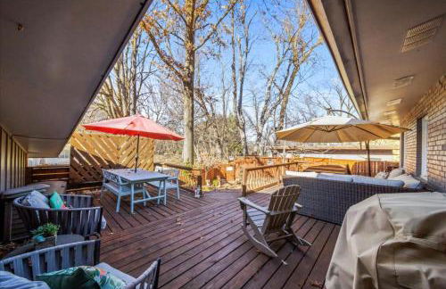 3BR Overland Park Home with Patio and Waterfall Pond - Foto 31