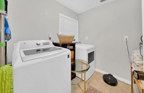 Zen Jungle House by Busch Gardens Sleeps 12 with Outdoor Games & Detached Play Space! - Foto 27