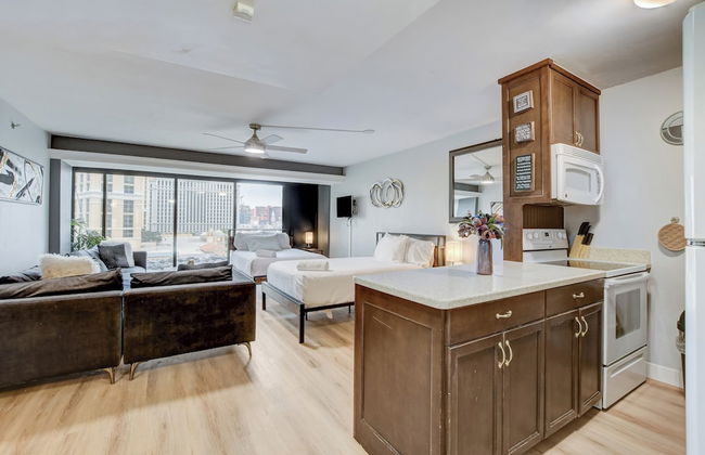 Stay together on the strip - 6 comfy beds w/view! - Foto 13