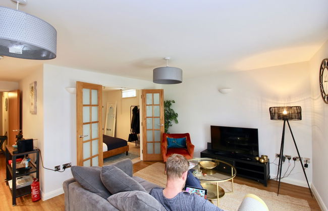 Beautiful Central Windsor Apartment - Photo 12