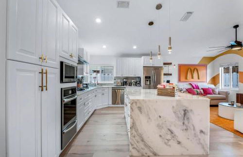 Designer Stylish Villa by Sawgrass with Hot Tub and Arcade Games - Foto 6