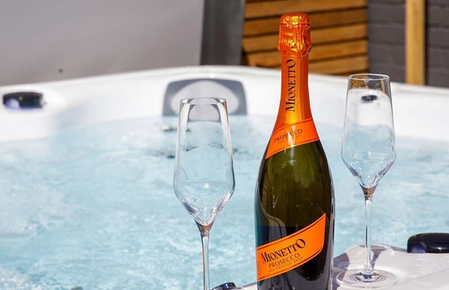 Coastal Retreat for 8 With Hot Tub - Walk to Beach - Foto 2