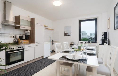 Einfach aber sehr komfortabel - Wohnung für 12 Personen - 2xWC - Gruppen, Messe, Monteure, Studenten - Voll ausgestattet - 6 Betten 140x200cm hochwertig, 3 Smart-TV 55 Zoll Netflix, 1000 Mbit WLAN, voll ausgestattete Küche - Foto 1