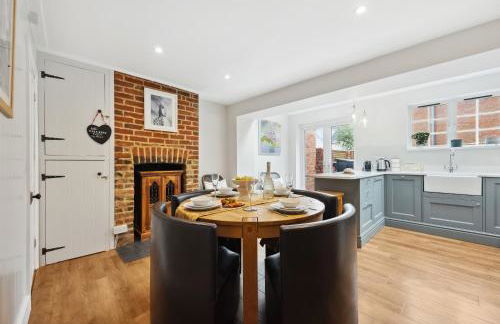 2-Bedroom Stylish & Gorgeous, Cosy Westgate Cottage Retreat, Central Winchester, Free On-Street Parking Permit, with Garden, Close to Cathedral - Sleeps 6, Pets are Welcome - by Blue Puffin Stays - Foto 21