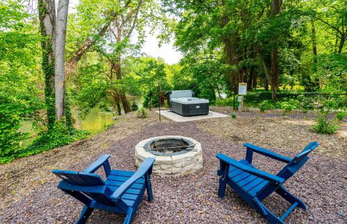 Riverside Tiny Cabin w Hot Tub, Fire Pit, & Kayaks - Foto 4