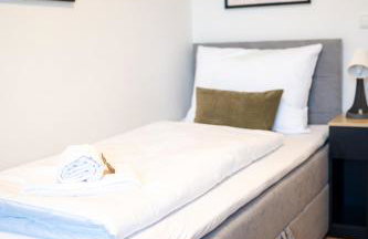 Platz für 8 Pers - C4S Come4Stay Monteure "InnArt" Boxspringbett Einzelbett Töging am Inn, Parkplatz, WLAN, Balkon, Smart TV, voll ausgestatteter Küche, Waschmaschine - Foto 20