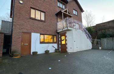 New city flat, 3 x double bed en-suite bedrooms, private kitchen & lounge, free private parking & own workspaces - Foto 16