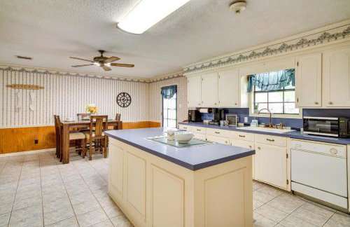 Patio & Grill! Charming 'Lake Charles Landing Pad' - Foto 11