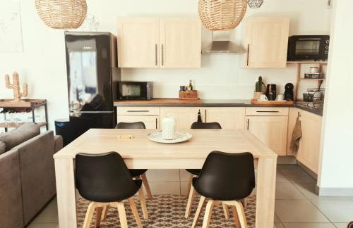 AppartCosy Emplacement Idéal avec Terrasse & Parking Privé - Foto 3