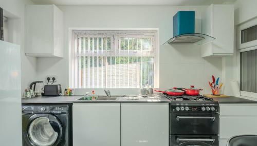 Modern 4-Bed Retreat in Prestwich, Perfect for Weekend Getaways - Foto 2