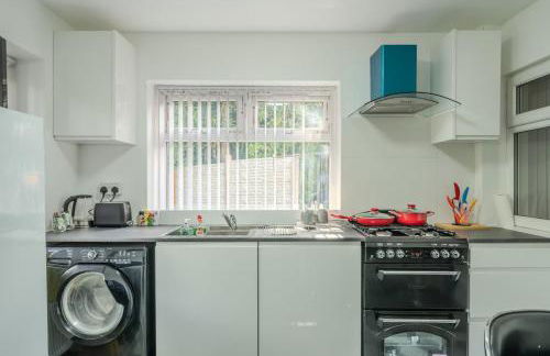 Modern 4-Bed Retreat in Prestwich, Perfect for Weekend Getaways - Foto 2