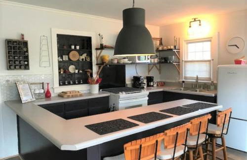 Charming Romantic Lakefront Cottage or Guest Room Depending on Availability Near Golf - Foto 18