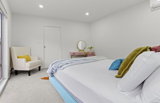 High-end Modern Villa Spa Pool & Views - Photo 3