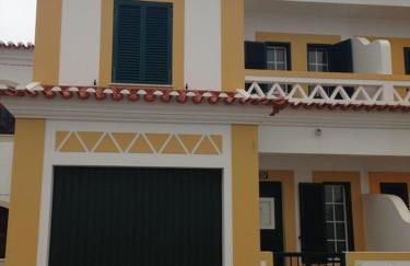 A Casinha da Tita - Moradia com Terraço - Foto 1