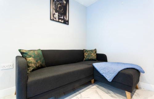 Amazing 3 bedroom, 2 bathroom, ground floor flat with garden, near train Station and bus stop - Foto 12