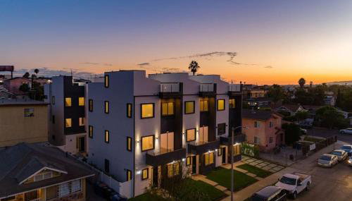 Luxury Modern 4 Bedroom 3 Bathroom Home with Rooftop Deck #1 - Foto 4