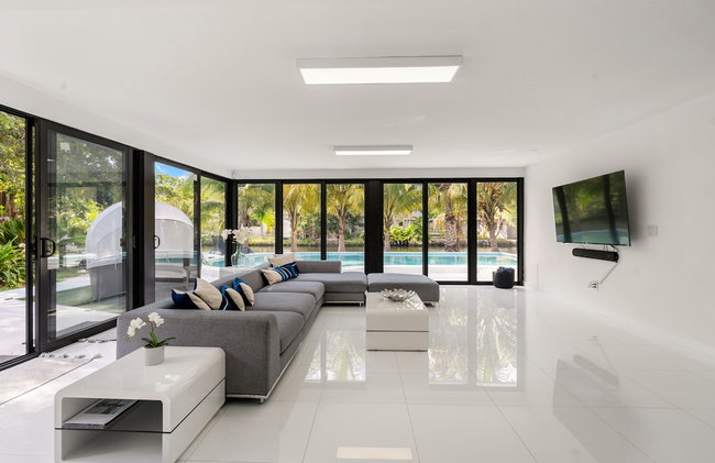 Peaceful 3BD Family House With Pool - Photo 26