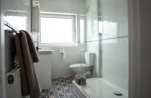 Large 4 BedroomProperty driveway and 3 bathrooms - Photo 12