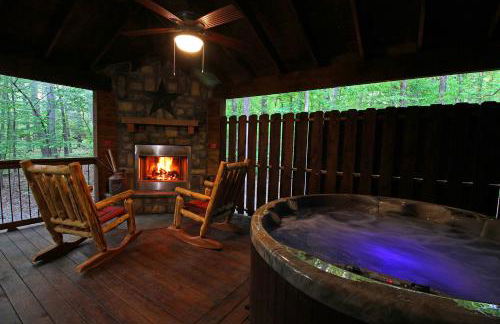 Rustic Family Getaway - Pool Table, Hot Tub, Pets, Great Location - Photo 3