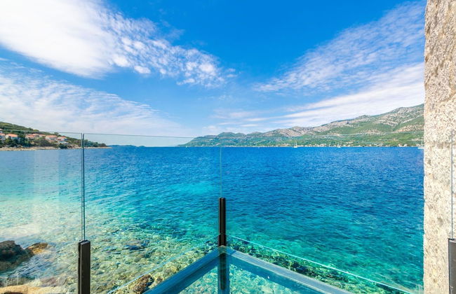 Beachfront Villa Gabriela with Pool - Foto 26