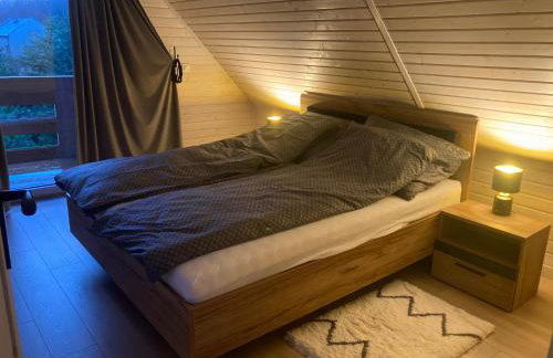 Domek drewniany nad stawem - Foto 9