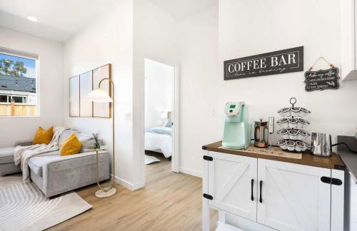 2025 Built Single-Level 2BR Serene Home with 2 AC - Foto 14