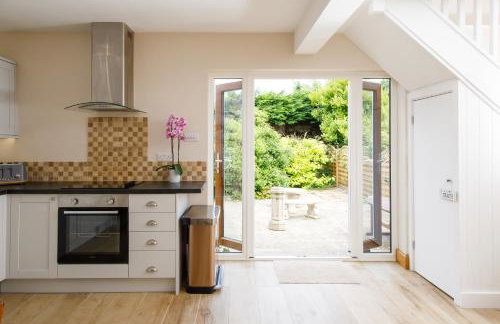 " Orchard Croft Lodge ", New Property, DOG FRIENDLY, Ideal for all Goodwood Events, 5 Minutes from Southend Barns, 9 Minutes From Sandy West Wittering Beach, 2 Bathrooms, Can Sleep 8 On Request, ' Starlink ' Wi-Fi & Sky Sports, Zip & Link Super-King beds - Foto 18