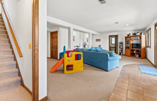 Experience lakeside luxury at Sunset Cove, a spacious 5-bedroom home - Foto 16