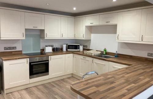 Highcliffe Apartment with Parking - Foto 5