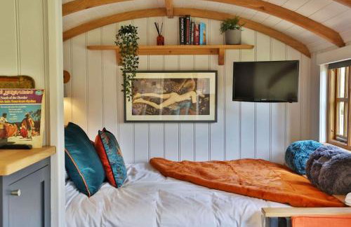 FLORA Luxury Retreat, Private Garden, Views & Hot Tub - Photo 8