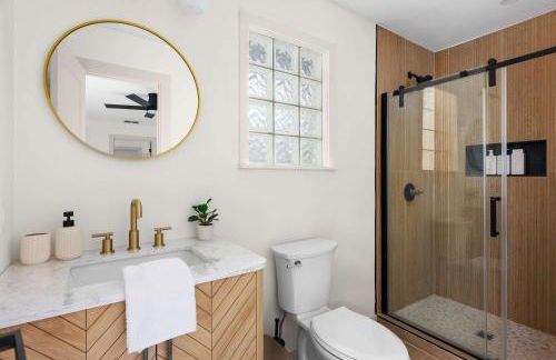 Luxury Zilker Home Pool Hot Tub and 2 Kitchens - Photo 50