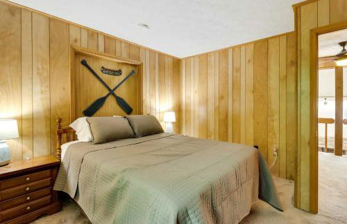 Woodsy Big Bass Lake Hideaway with Fire Pit and Deck! - Foto 16