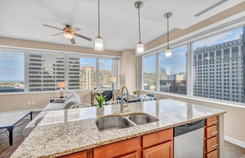 LAKE VIEW Sky-Suite in the Heart of Downtown! - Photo 15