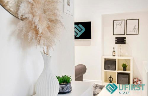 Delightful 3BR Home - Hot Tub - Near Castle, QMC - City Centre & Trent Bridge - Free WiFi & Parking - Sleeps 6 - Foto 13