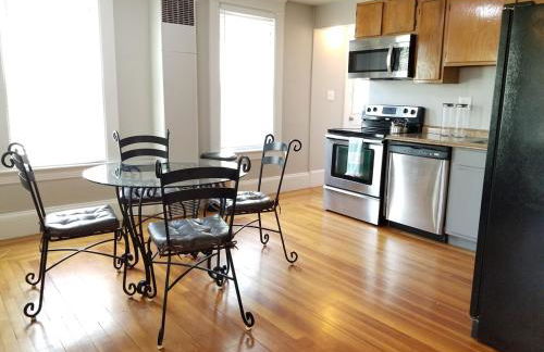 Bright Front Facing Unit - Private Front Farmers Porch - Foto 6