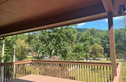 Majestic - Modern Cabin, Hot Tub, & Game Room! - Foto 27