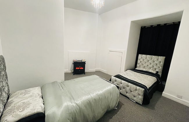 Luxury 3 Bedrooms Entire Flat - Self Check in & Check out - Photo 2