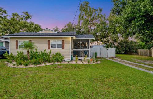 Family & Pet Friendly Getaway with Porch Fire Pit & Yard - Foto 15