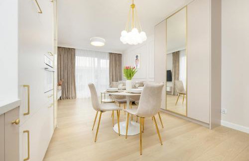 Stylish Apartment with Balcony 7th Floor by Noclegi Renters - Foto 24