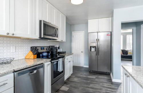 3BR home near Heritage Park - Photo 7