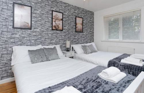 Open Mind Property - 3 Bed Home with Free Parking - Foto 13