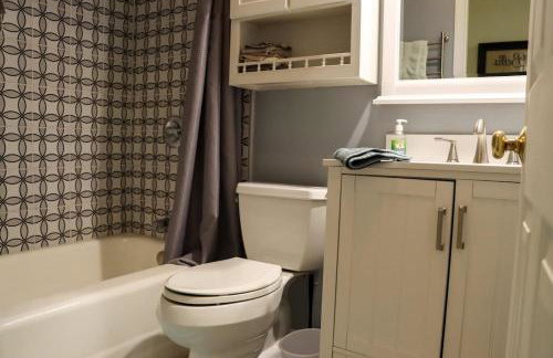 Large home with hot tub in serene wooded setting - Foto 15