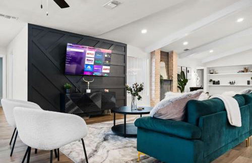 Spacious 6 Bed House near Airport, Pet-Friendly, Close to AFB - Photo 2