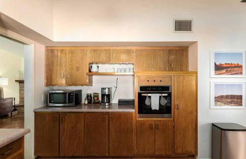 Stylish Mid-Century Oasis with Pool - Foto 14